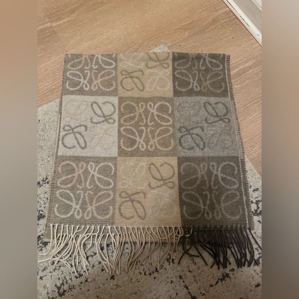 scarf Loewe
